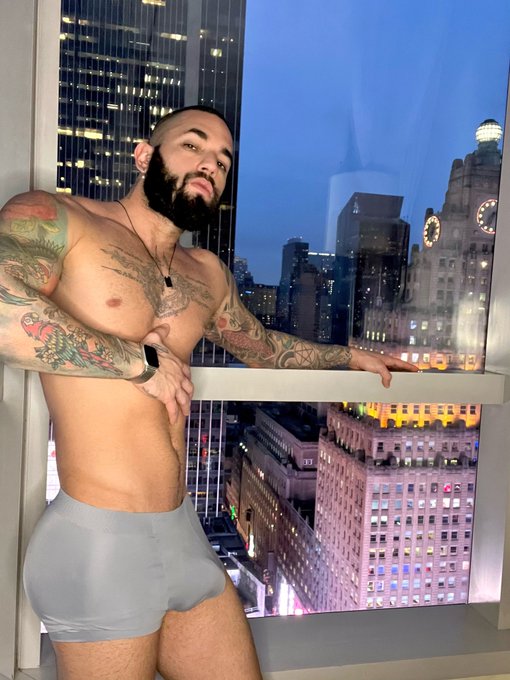 you&rsquo;d rather take them off me or find me already w/ out them on  😜❓ https://t.co/WHsrfgXanp