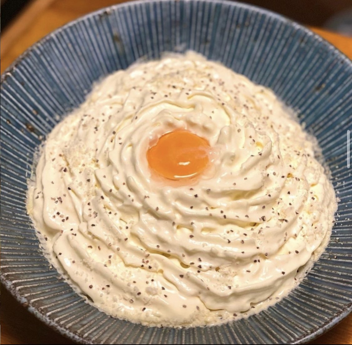 cheers_princess's tweet photo. ふわふわクリームのカルボナーラ🍝

ふわふわのクリームに包まれたカルボナーラは当店の大人気メニュー✨

クリームと卵黄を絡めてどうぞ🌟 https://t.co/bGbZWVlBQK
