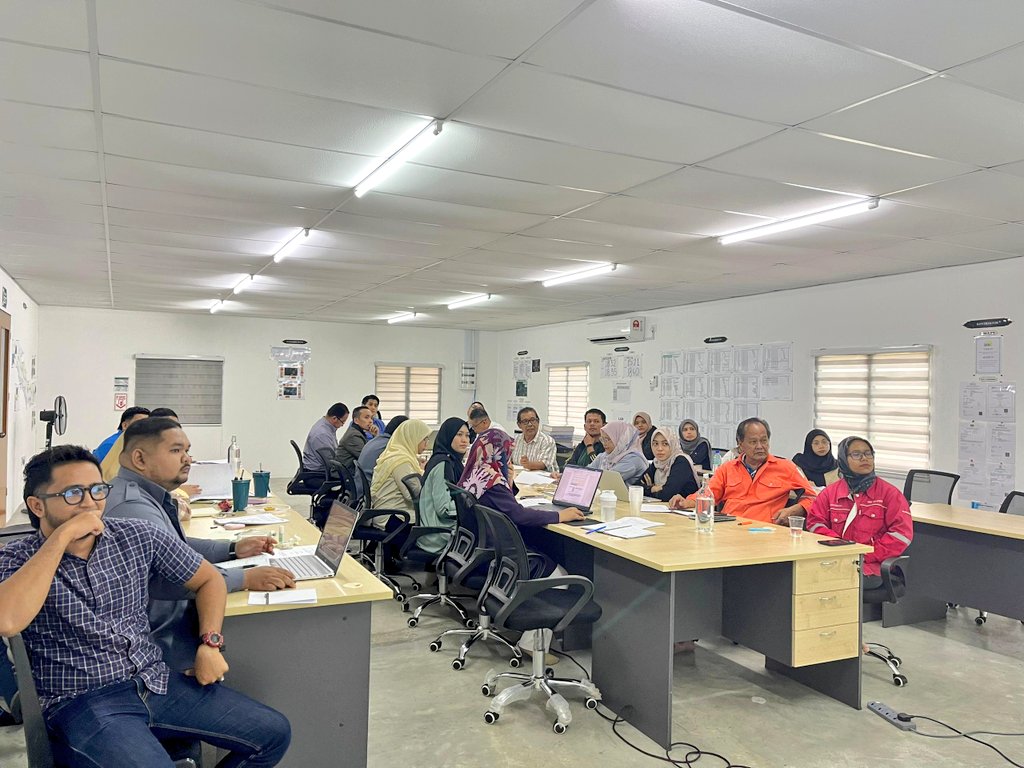 TeamProjekTrg's tweet photo. Mesyuarat tapak no.15 bagi Projek Pembinaan Jalan Bharu dari  Kg.Durian Bador ke Pusat Latihan Rela, Hulu terengganu.
#PPPNT #JKR #BerJasaKepadaRakyat  @TeamProjekTrg @JKRTerengganu @HasliJKR @IrhjNapi @Azha_Mustapha https://t.co/vmHmFujccV