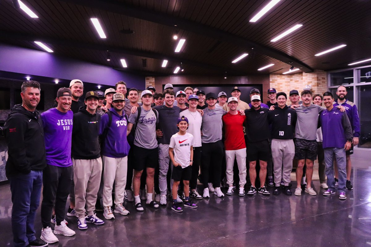 Fantastic night <a href="/TCUFCA/">TCU_FCA</a>. We had Coach <a href="/tj_bruce/">TJ Bruce</a> come and share his story, and it was just electric. One of the coolest things about being a team chaplain is watching great leadership up close. God has placed some amazing people here. Really special. <a href="/KirkSaarloosTCU/">Kirk Saarloos</a> 🙏🏼🙌🏼🐸