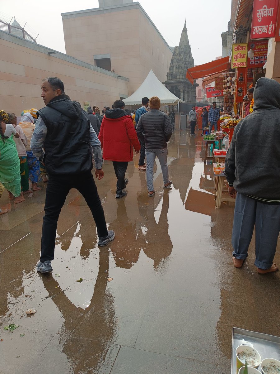 ये तस्वीरें दिनांक 20/01/2024 की हैं जब मैं <a href="/ShriVishwanath/">Shri Kashi Vishwanath Temple Trust</a> मंदिर दर्शन हेतु गया था। दर्शन पश्चात जब वापस लौटा तो गेट नम्बर (4) के पास का दृश्य ऐसा था। 
ये पानी जो दिख रहा था वो #सीवर का था जो श्रद्धालुओं के एड़ी तक था फिर दुकानदार मिलकर इसको साफ कर रहे थे। 
(1)