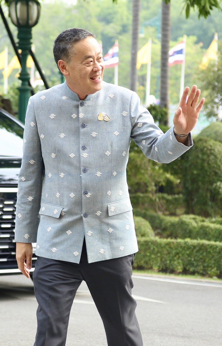 Thavisin's tweet photo. ก่อนเข้าประชุม ครม. พี่น้องสื่อมวลชนถามถึงเสื้อผมเยอะมาก ว่าสีและลายสวยได้มากจากไหน ผมใส่ผ้าฝ้ายขิดลายดอกรักราชกัญญา จาก จ.ลำพูนครับ 🙂 https://t.co/PeCLqnn0T6