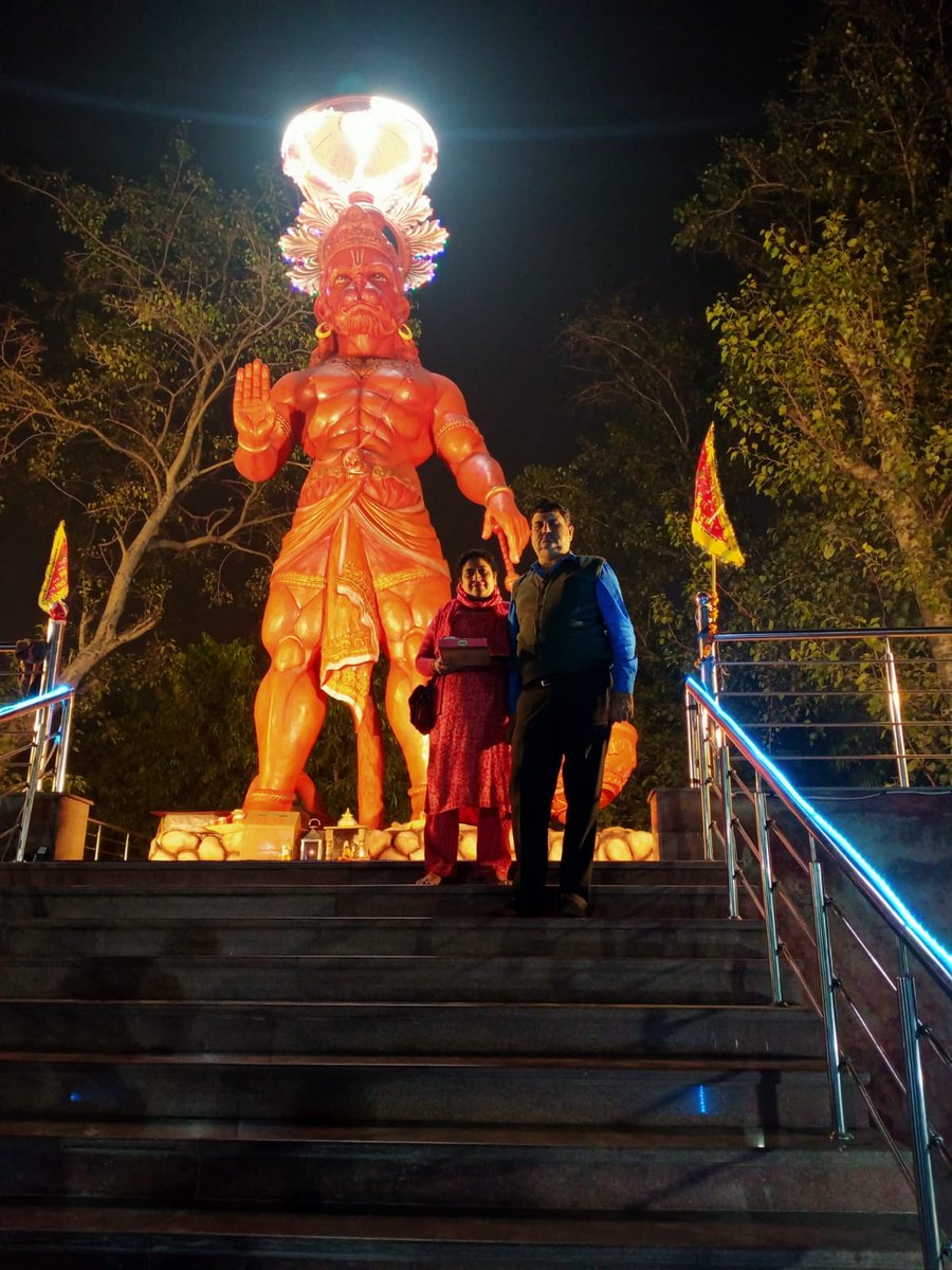 को नाहि जानत है जग में।
कपि संकट मोचन नाम तिहारो।।
🙏🙏🙏
