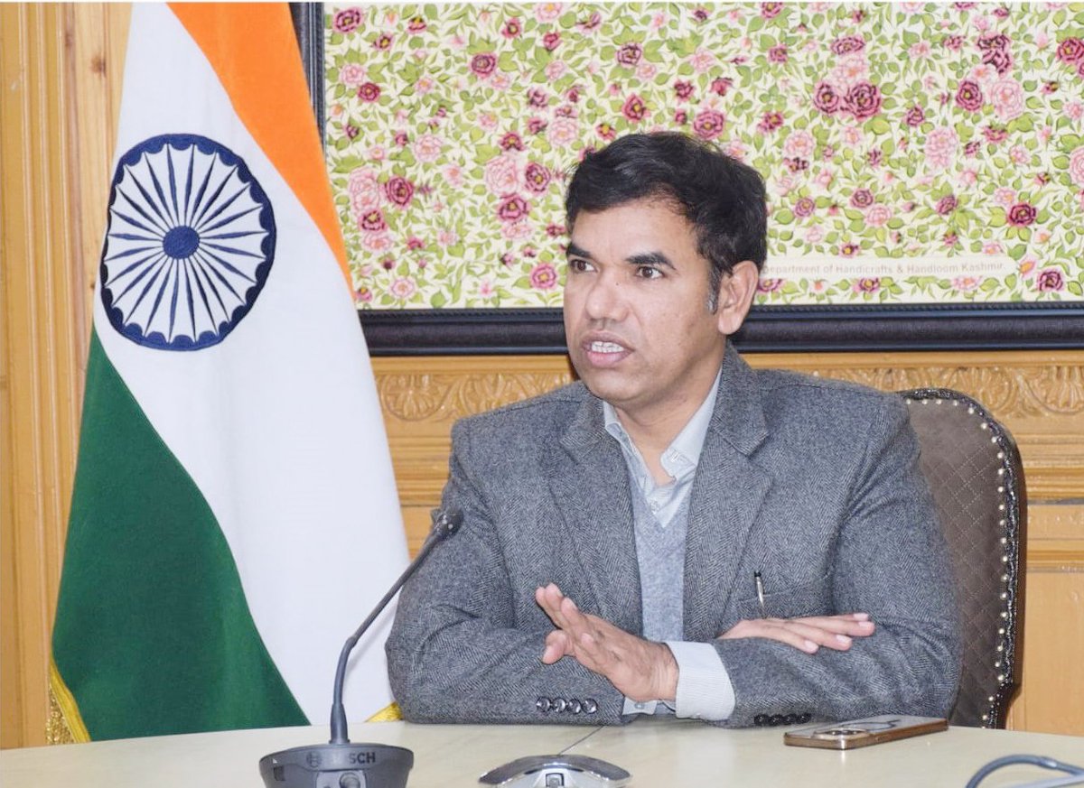 RisingKashmir's tweet photo. #Weatherinclement: #Govt prepared to meet any #kind of #exigency: #DivCom
Says 282 #snowclearance #machines in place #PDD directed for 24-hr #transformer replacements in #snow emergencies
Reports @Aatif_Qayoom1
@DivComKash @OfficeOfLGJandK
@diprjk
https://t.co/F2Snrh9S4d https://t.co/awMPxP35BR