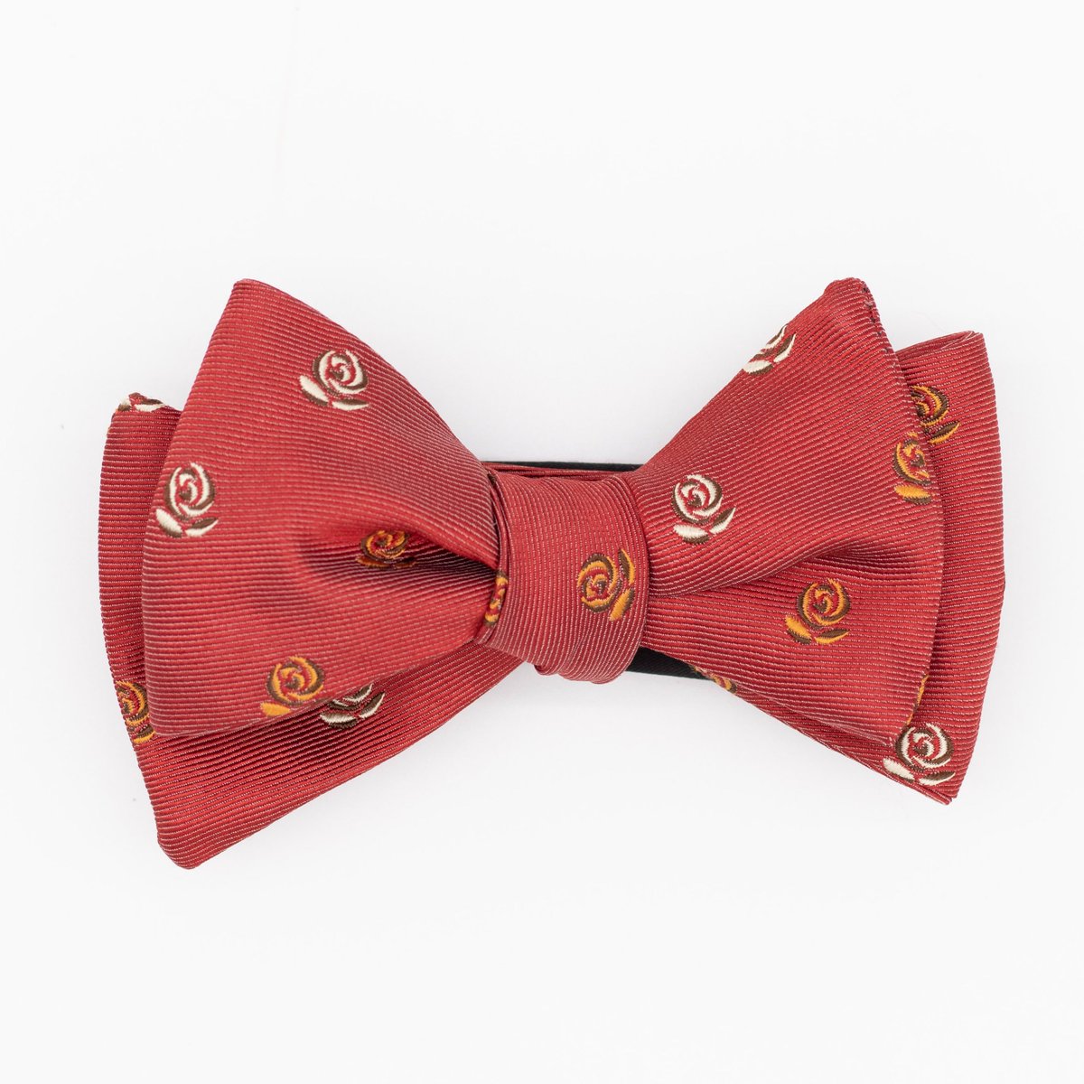 The color, the details, the perfect Valentine accessory for our gents!

Tag your Valentine date!

#ValentinesDay #valentinesday2024 #highcotton #highcottonties #HighCottonStyle #MensFashion #MensWardrobe #TieAddict #bowtie