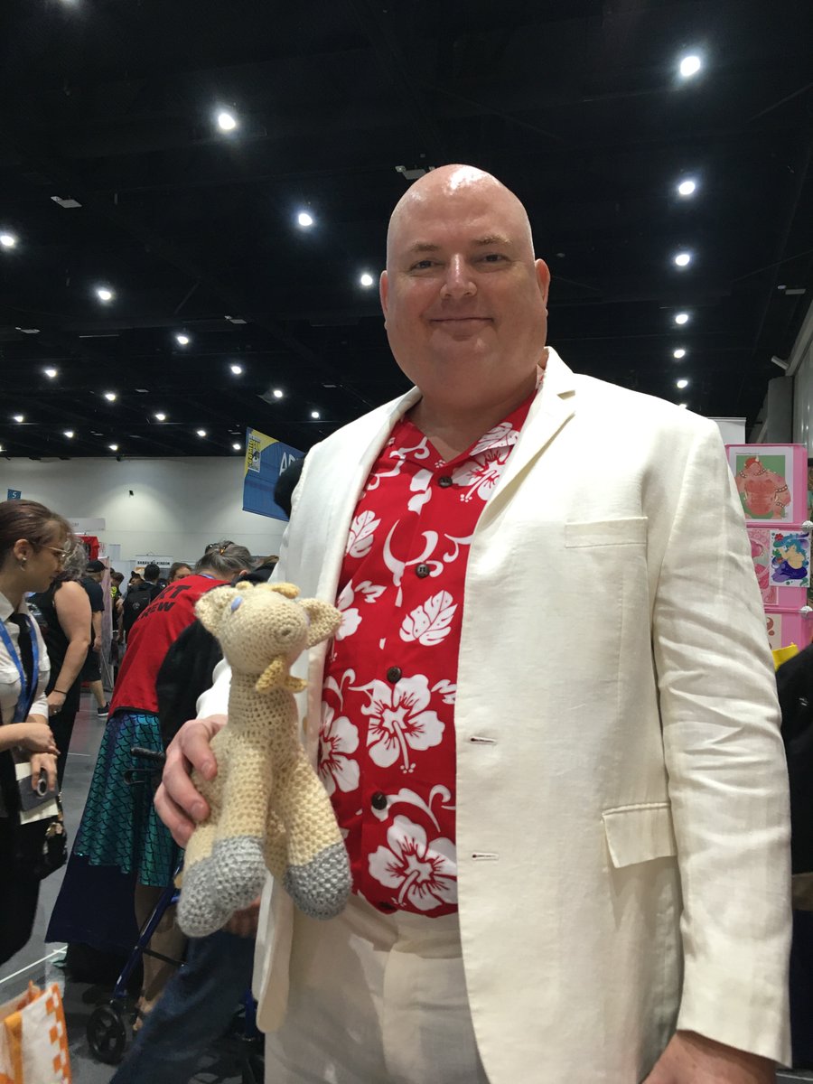 Murphysplush's tweet photo. This very nice gentleman says he's a King in New York City. Or a #Kingpin ? I may have misheard! #Murphysplush #Murphysplushtrips #SDCC2023 #MarvelComics #Marvelkingpin #cosplay #SDCCCosplay https://t.co/6mZ0roiCQq