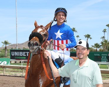 Luis Negron had a great day at Turf Paradise on opening day with 3 wins, including the 60,000 Hank Millis Sr. Stakes and 2 thirds in his 5 mounts. He now is only 10 wins away from 1,000 career wins. 📸 Coady Photography @callstheraces @turf_paradise @18_negron