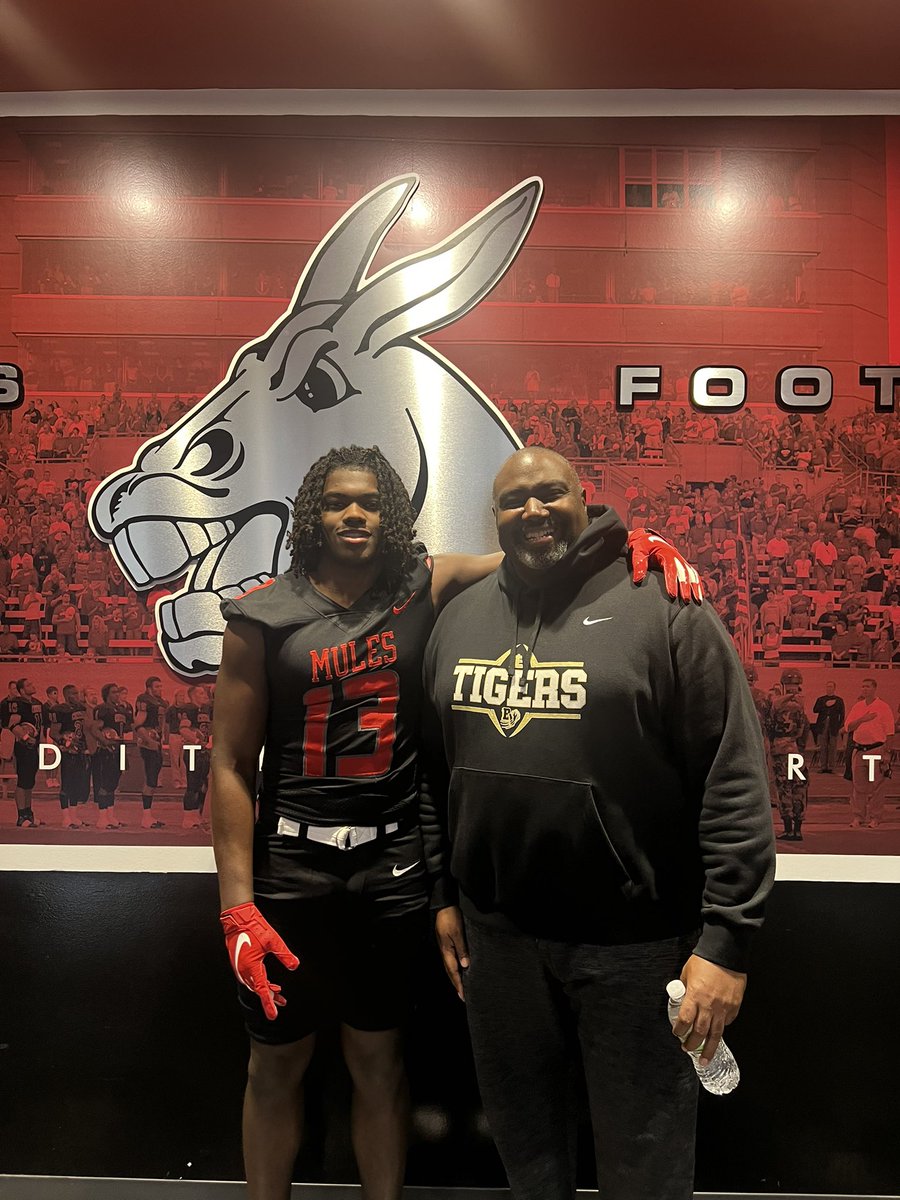Jason Burroughs (@theburroughs34) on Twitter photo I’m proud to announce my Commitment to the University of Central Missouri to further my academic and athletic career!!🔴⚫️ <a href="/UCMFootballTeam/">Mules Football</a> <a href="/Coach_Kim1/">Coach Kevin Kim</a> <a href="/JonesgGreg/">Greg Jones, CSCS</a> <a href="/Meechie_47/">Coach Meech</a> <a href="/BV_CoachTerrell/">Allen Terrell</a> <a href="/Ajtotta34/">A.J. Totta</a> I’m proud to announce my Commitment to the University of Central Missouri to further my academic and athletic career!!🔴⚫️ <a href="/UCMFootballTeam/">Mules Football</a> <a href="/Coach_Kim1/">Coach Kevin Kim</a> <a href="/JonesgGreg/">Greg Jones, CSCS</a> <a href="/Meechie_47/">Coach Meech</a> <a href="/BV_CoachTerrell/">Allen Terrell</a> <a href="/Ajtotta34/">A.J. Totta</a>