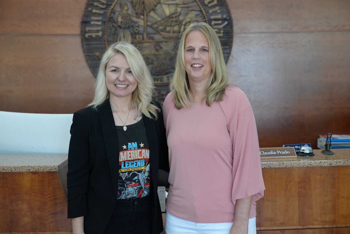 munialgal's tweet photo. Officially Dr. Muni-Morgan! Forever thankful that the universe brought @UF_MaryLusk into my life, as she has been the most thoughtful and brilliant advisor. Shoutout to my powerhouse of a committee @EbanBean @algae_slayer, Drs. Cynthia Heil and Ed Phlips. #scienceisrad #PhDONE! https://t.co/XPppL5CnXd