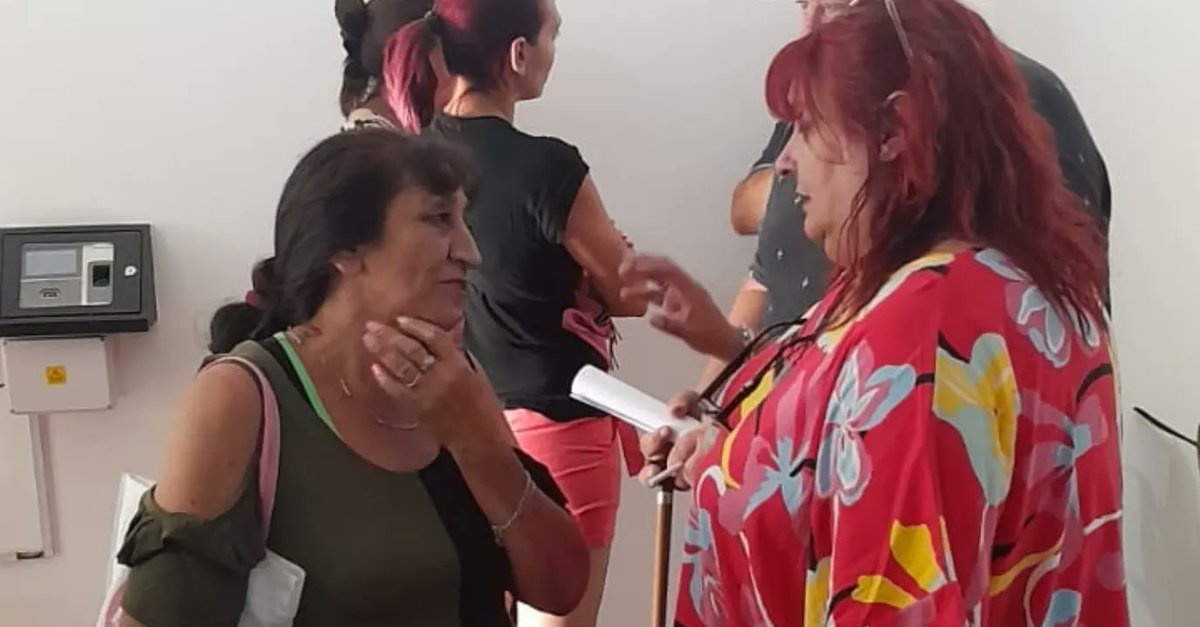 sofiderosa1's tweet photo. 📢 Hoy nos reunimos en el #Cop13 junto al Subdirector @ariel.fogliaresi y la Subdirectora @yesividelaa con los Centros Vecinales, con ellos hablamos de las problemáticas de los distintos barrios y coordinamos gestiones a seguir.
#cpcchaletsanfelipe
#cop13 https://t.co/MXt3WHp3lM