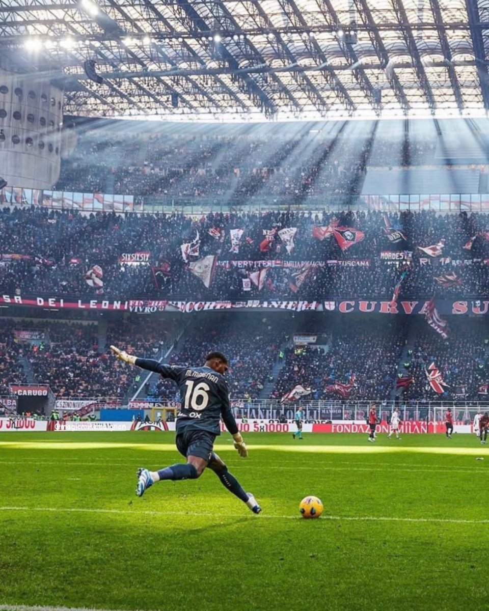 UniversoACMilan's tweet image. Mike Maignan es protagonista de una de las fotos más icónicas del Milan en lo que va de temporada 2023/24.