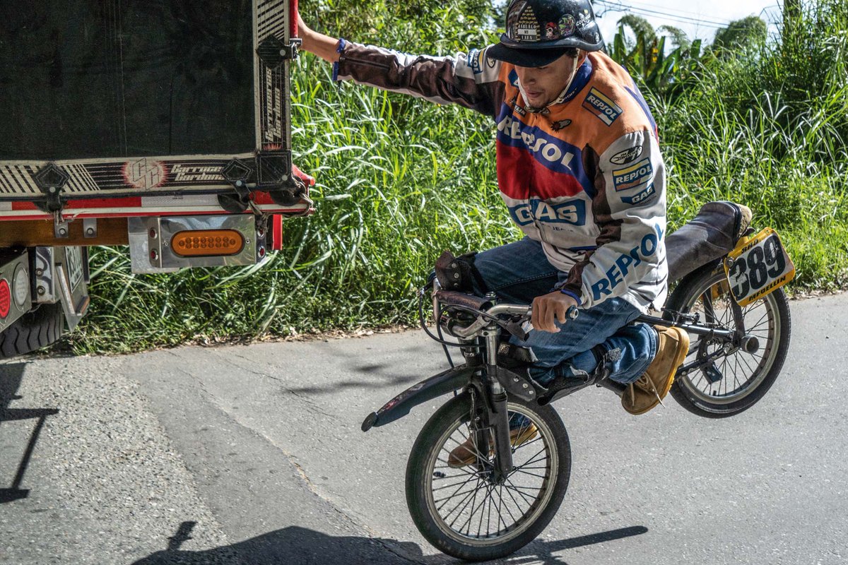 UniversoCentro's tweet photo. Los gringos lo llaman gravity bike, en paisa es gravitosos. Descolgar está mal visto, en general, por la gente sensata... pero para "el Loco" es libertad. Nunca la vida es más grande que cuando se está bajando a 130 kilómetros por hora con los parceros a lado y lado. ⬇️ https://t.co/fQxKlxzboB