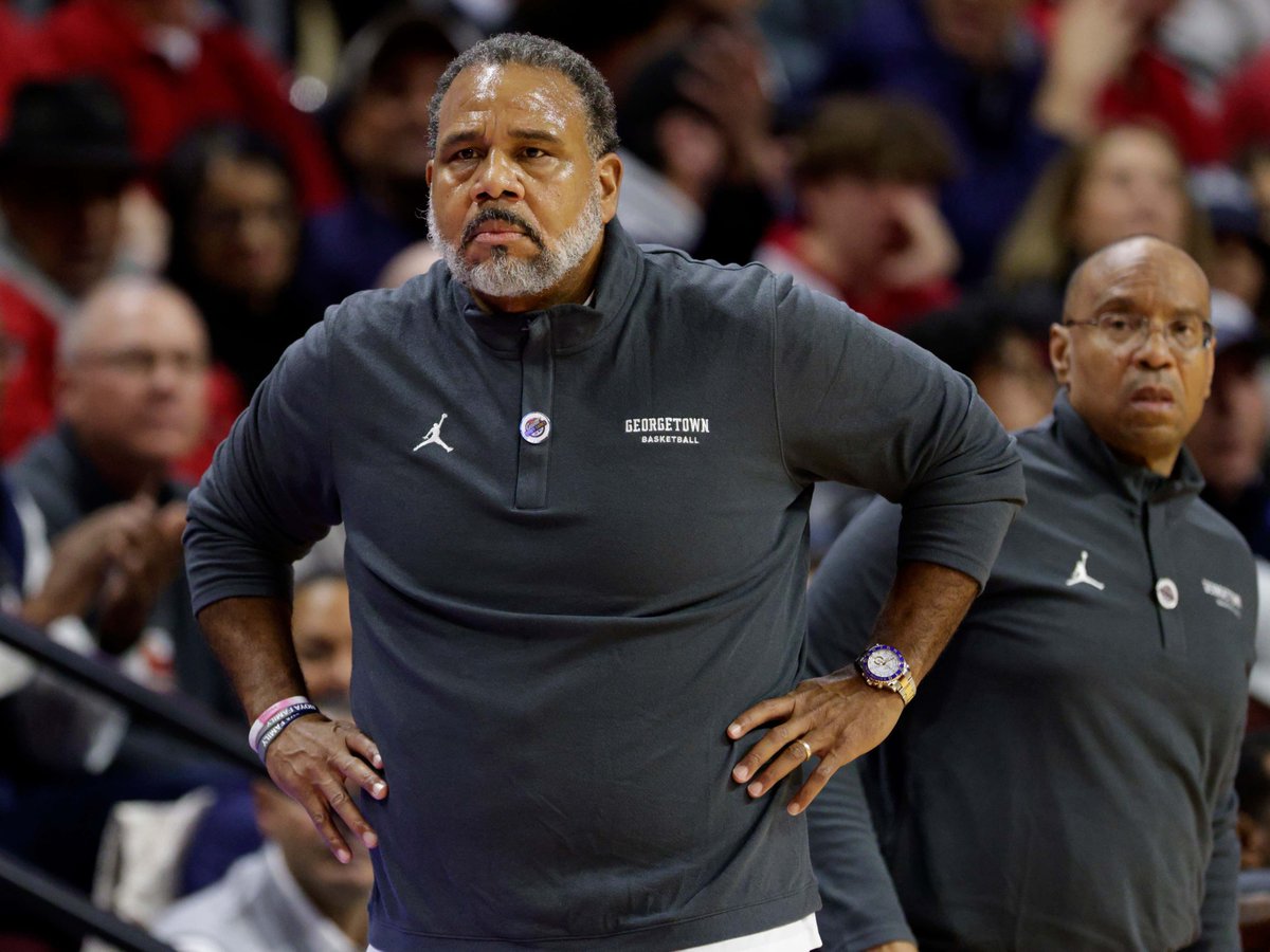 All Of Twitter Came Together To Celebrate The Downfall Of Jeff Goodman Following His "How Do You Look In Orange" Attack On An Independent Documentarian bars.tl/3501813