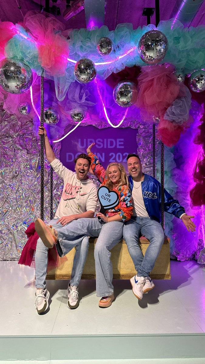 Omgekeerde wereld 🔄 in het Upside Down Museum met mijn toppertjes Marit en Robin!

We waren zo in de ban van het museum dat we vergaten onze telefoons ondersteboven te houden. 

Me Maar nu staan al onze selfies wel de goede kant op hahah (het was vroeg)🙃📱