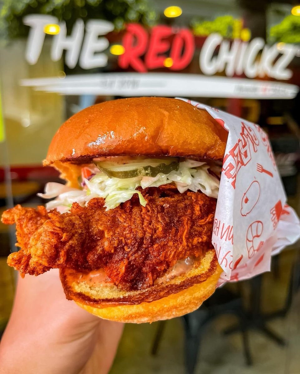 Fteqsr's tweet image. Does coleslaw go on a hot chicken sandwich?? 🤔🤨 #HotChicken #FYP