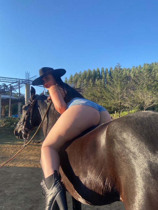 Estoy aburrida 🥲env&iacute;ame un mensaje https://t.co/ib9G3Lrzn2