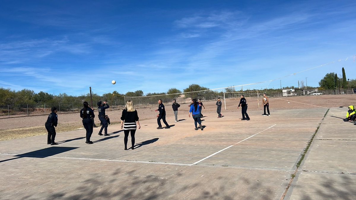 ErikaGu43556331's tweet photo. #Atil Prevencion del delito en coordinación con Policía Estatal, impartimos pláticas de Cultura de la legalidad a alumnos Telesecundaria 88, y realizamos partidos amistosos de Voleibol y futbol, fomentando la sana convivencia @SonoraSeguridad @RitaBurgosV https://t.co/IMoHahh9li