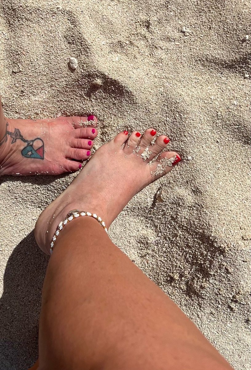 darklayla14's tweet photo. Ass in the water ….toes in the sand!  2 for 1! https://t.co/zCkXuIlVm5
