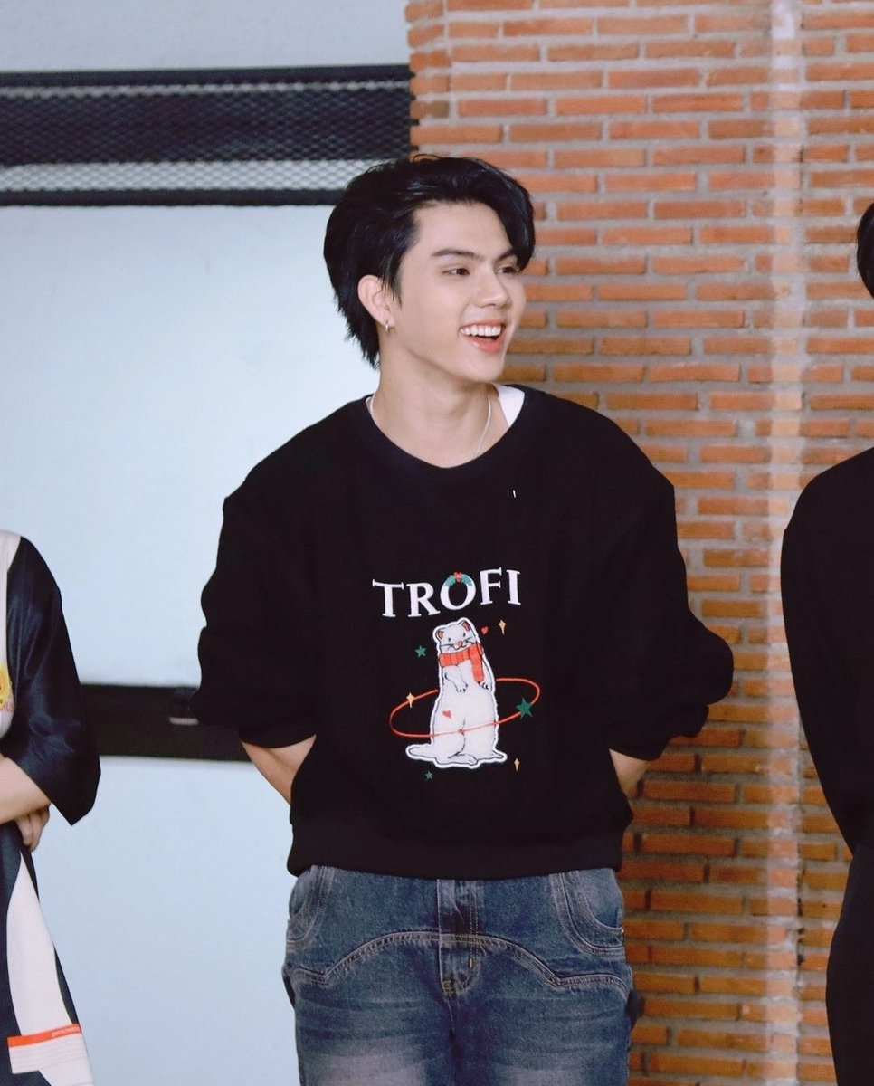 njnnii_1X9X's tweet photo. คนหล่อ                              เค้า��อบทำอะไรตะหร่กๆ 🐒

— #BADxLoveSeaTheSeries —

#BadOfficial #ฮะอะไรนะ 
@fort_fts #FortFTS #ComeFortZon https://t.co/VKJmZWdFrb