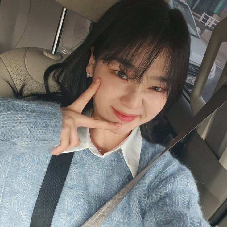 GirlgroupsBR's tweet photo. Seunghee, do Oh My Girl, teve que encerrar sua live depois de ser incomodada por 20 minutos com críticas sobre sua interação com seu gato. A situação a levou a segurar o choro antes de encerrar a live, que durou menos de duas horas. https://t.co/OOwekOHxS2