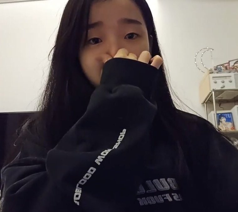 GirlgroupsBR's tweet photo. Seunghee, do Oh My Girl, teve que encerrar sua live depois de ser incomodada por 20 minutos com críticas sobre sua interação com seu gato. A situação a levou a segurar o choro antes de encerrar a live, que durou menos de duas horas. https://t.co/OOwekOHxS2