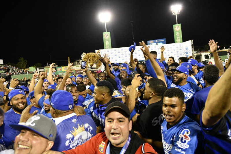 AlanVargasR's tweet photo. Los Tigres en su “desfile de campeones”, celebran   la victoria del equipo azul, con la corona número 24  ante las Estrellas Orientales en el séptimo juego donde vencieron 3-2 a las Estrellas en la serie final que se celebró en el Estadio Tetelo Vargas.
https://t.co/YilqxzEi8F https://t.co/RbYiurEHjJ