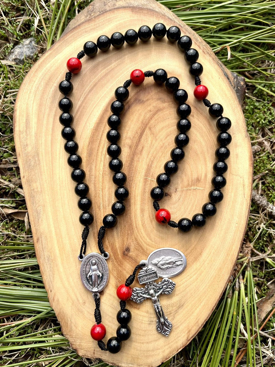 TheKnottedRope's tweet photo. Check these out!! I love how they turned out. Get your favorite law enforcement officer, firefighter or military member a rosary! 

#Military #lawenforcement #Police #firefighters #fireman #Army #Marines  #Navy #AirForce #Catholic #Rosary https://t.co/wfsXRTlUbV