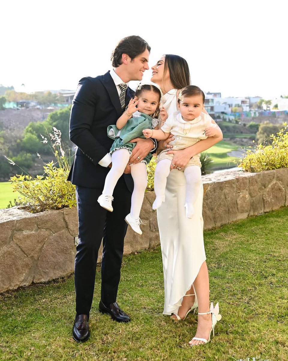 Ximena Navarrete y su esposo tienen una familia hermosa. 🥰 📸 Ximena  Navarrete, image size:960x1200