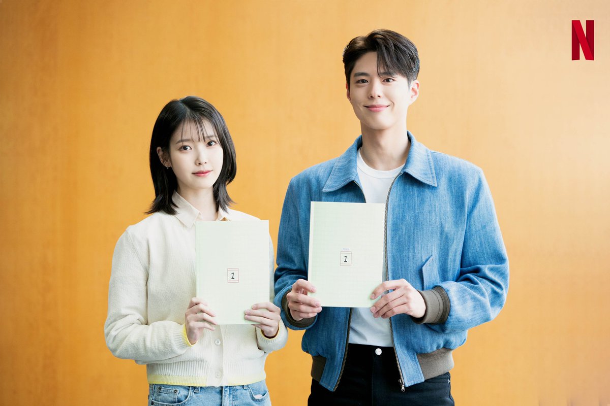 _IUofficial's tweet photo. [📺] 
오래 기다리셨습니다🙇‍♀
제대로 모시겠습니다❤‍🔥

드디어! #폭싹속았수다 의
공식 어나운스먼트와
대본 리딩 컷을 공개합니다!

제주에서 태어난
‘요망진 반항아’ 애순이의
모험 가득한 일생을
기대해 주세요🤗

#아이유 #IU
#폭싹속았수다
#netflix #출처_폭싹속았수다 https://t.co/nEtdTupNLU