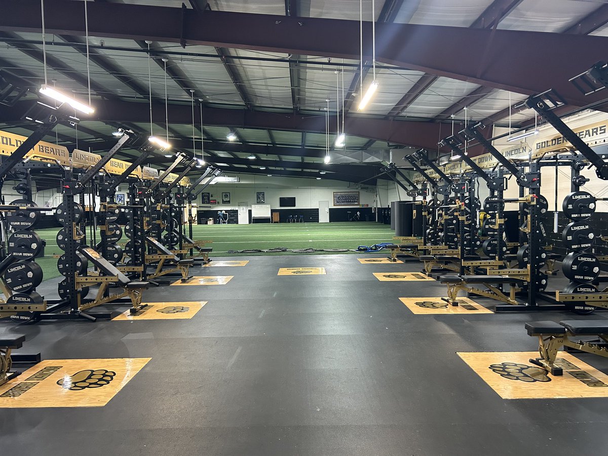 LincolnBearsFB's tweet photo. BEAR DOWN‼️

Our new look weightroom courtesy of @WrightEquipment Thank you guys! Now let’s get to work https://t.co/K4SA07Ozc3