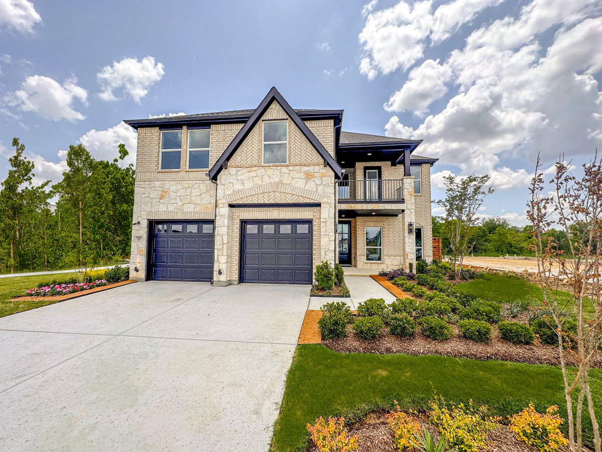 RealFirstTexas's tweet image. 🏡#MoveinReadyMonday!🌟Listed @ $642K.
Our original model home is available in Solterra Texas, in Mesquite!🏡✨
5 Beds|4 Baths|2-Car Garage|3,200 sq. ft.
📞2 view &amp;amp; claim UR dream 🏡!
OnlineConcierge@FirstTexasHomes.com
D: 469.391.0001
#SolterraTexas #MesquiteLiving