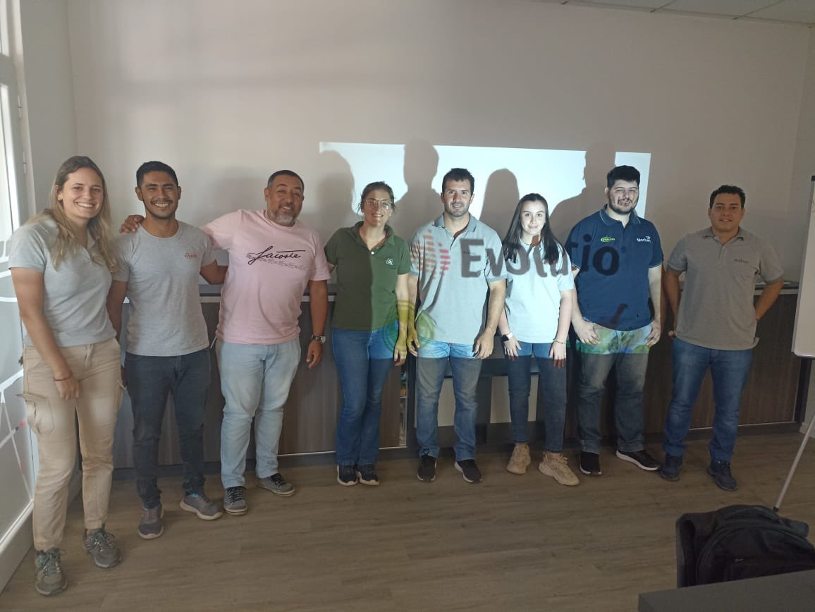 lisandroa35's tweet photo. Capacitación a distribuidores junto a @romano_nel presentamos el portfolio de semillas y nutrición vegetal.
🌽 🌽🌾🌾
@ALZ_Agro 
@matias_molinero https://t.co/Uu5k7CaaE5