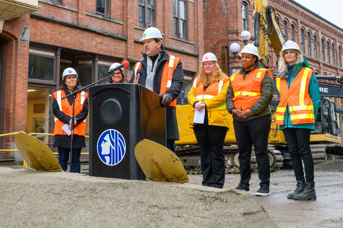 MayorofSeattle's tweet photo. Last week we broke ground on @WaterfrontSEA’s new pedestrian improvement project in Pioneer Square! This project will improve safety and accessibility by creating seamless connections between this historic neighborhood and our new world-class Waterfront Park. https://t.co/kJuzQZvhdj