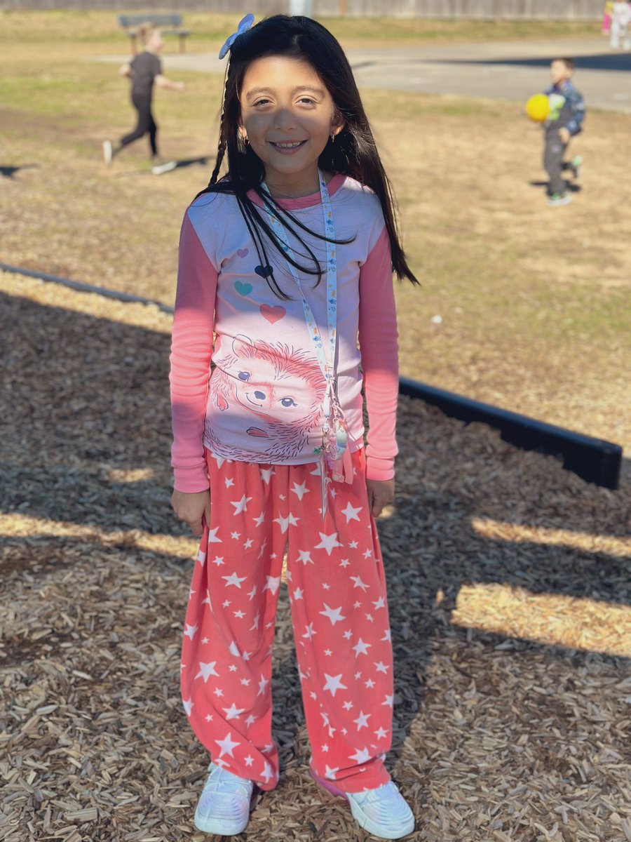 MrsPayeras's tweet photo. They saved up their pack bucks to eat lunch with a friend and PJs for the day! 
#twehowl https://t.co/UPfbuHBxZ7