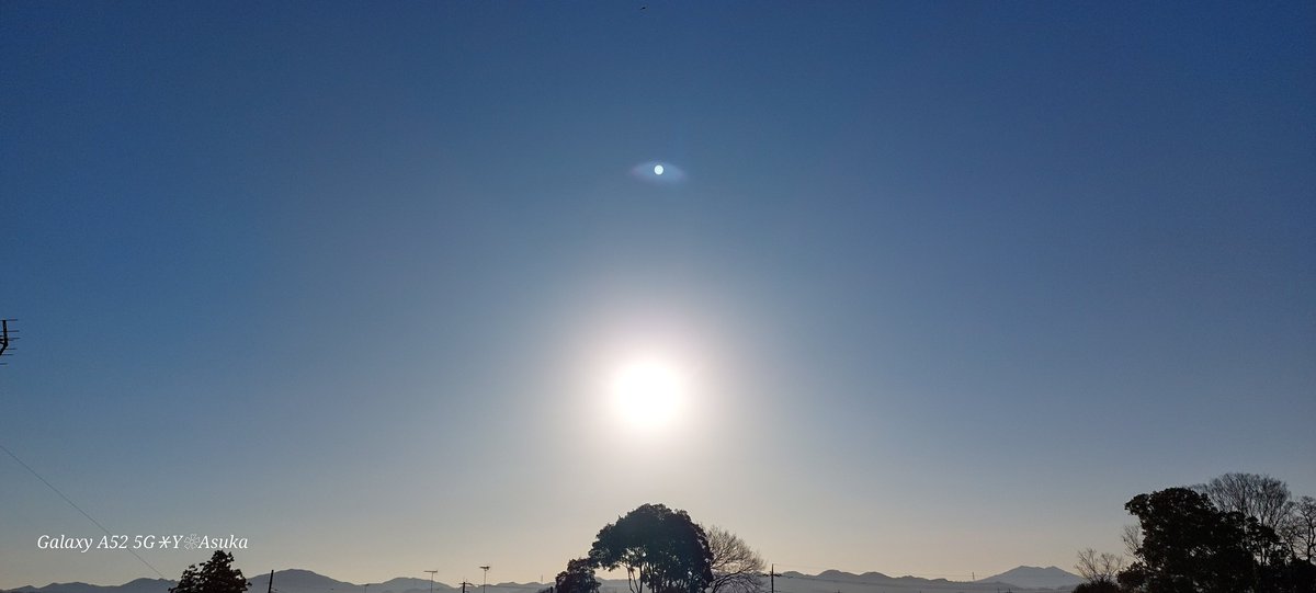 yumeasutw's tweet photo. #青空 にお日様燦々✨山々が霞む冷えた火曜日の朝☀️
西の空に沈み行く白い🌖 #寝待月 (月齢18.4)
予想最高/最低気温🌡️13℃/-2℃
晴れ☀️
お洗濯日和👕👖日溜まりは温もりを感じる穏やかな冬晴れに✨
#イマソラ
#イマツキ #月 #moon
#空の名前 #朝空
#天気の図鑑 #雲の超図鑑
#a2024 #a0130 #a202401 https://t.co/e6FrElttCo