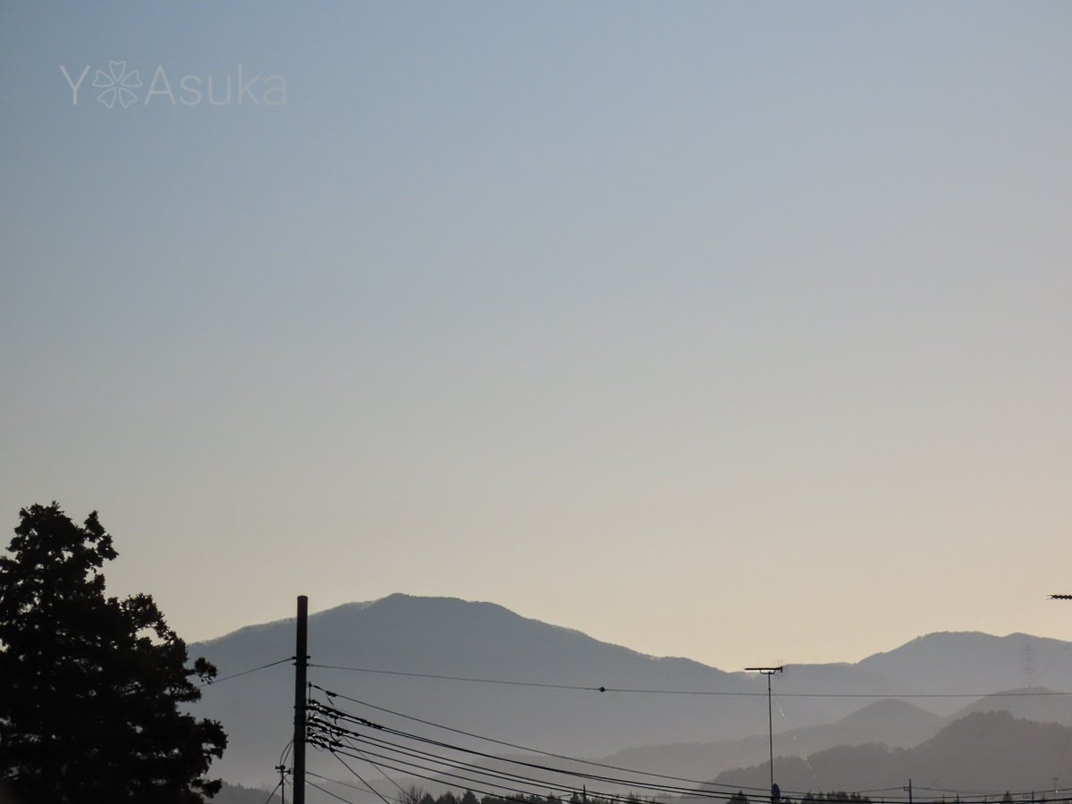 yumeasutw's tweet photo. #青空 にお日様燦々✨山々が霞む冷えた火曜日の朝☀️
西の空に沈み行く白い🌖 #寝待月 (月齢18.4)
予想最高/最低気温🌡️13℃/-2℃
晴れ☀️
お洗濯日和👕👖日溜まりは温もりを感じる穏やかな冬晴れに✨
#イマソラ
#イマツキ #月 #moon
#空の名前 #朝空
#天気の図鑑 #雲の超図鑑
#a2024 #a0130 #a202401 https://t.co/e6FrElttCo