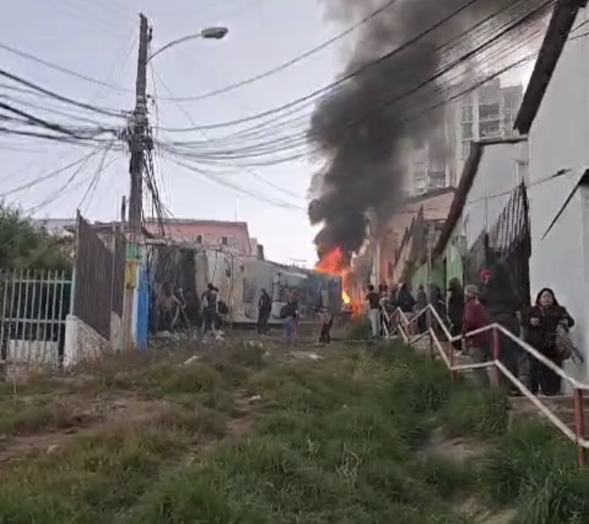 CBV1851's tweet image. Seis de nuestras unidades trabajan en un desbarrancamiento de bus con posterior incendio en el cerro Cárcel de #Valparaíso. Preliminarmente se informa de 15 lesionados, 3 de ellos de mayor consideración. En desarrollo