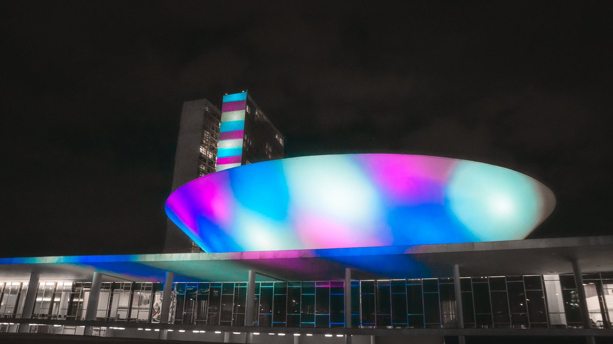ErikakHilton's tweet image. 🩵🩷🤍 AGORA ⤵️

Supremo Tribunal Federal, Congresso Nacional, Palácio do Planalto, Itamaraty e Ministério da Justiça são iluminados com as cores da bandeira trans! 🏳️‍⚧️ 🏳️‍⚧️ 🏳️‍⚧️

🏳️‍⚧️ Essa é a primeira vez que todos esses prédios, que representam os 3 poderes ficam iluminados com…