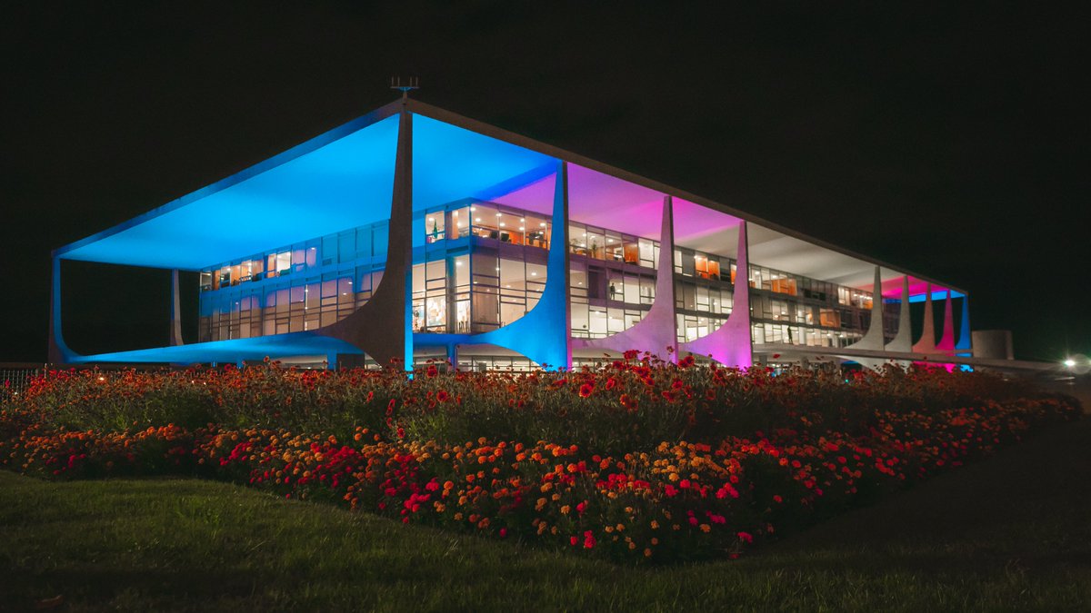 ErikakHilton's tweet image. 🩵🩷🤍 AGORA ⤵️

Supremo Tribunal Federal, Congresso Nacional, Palácio do Planalto, Itamaraty e Ministério da Justiça são iluminados com as cores da bandeira trans! 🏳️‍⚧️ 🏳️‍⚧️ 🏳️‍⚧️

🏳️‍⚧️ Essa é a primeira vez que todos esses prédios, que representam os 3 poderes ficam iluminados com…