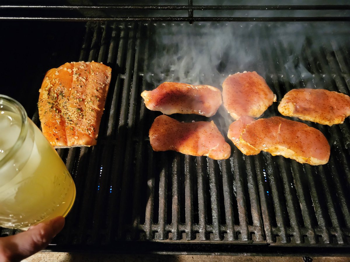 Vikes_Dawgs's tweet photo. 33 degrees
It's dark
But @radiomville and @JDSpradlin is spinning the #BuffettBuffet
Margarita in a Margaritaville glass
Food on the grill
#NoBadDays
(JD, I'll save one for ya) https://t.co/dVK2DipX5k