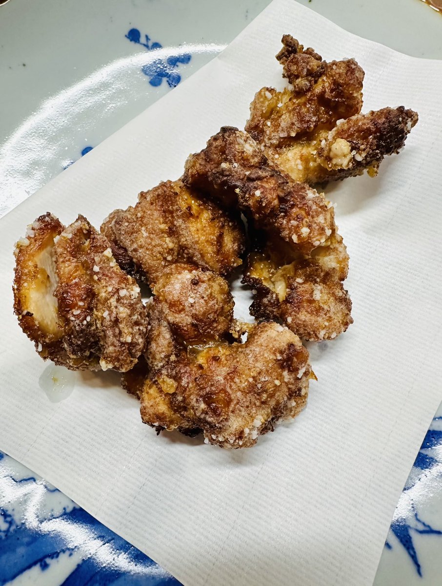 YukariSakamoto's tweet image. Easy #karaage of chicken marinated inginger 🫚 juice and @sakurakaneyo sashimi #shoyu #soysauce which is sweet. Simply dust with katakuriko potato starch and fry. Heaven.