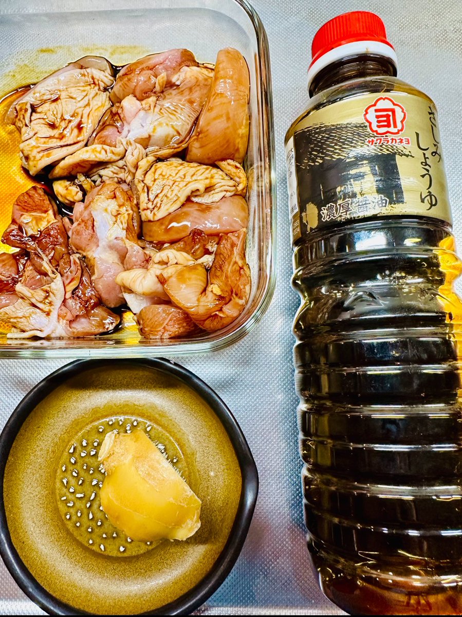 YukariSakamoto's tweet image. Easy #karaage of chicken marinated inginger 🫚 juice and @sakurakaneyo sashimi #shoyu #soysauce which is sweet. Simply dust with katakuriko potato starch and fry. Heaven.
