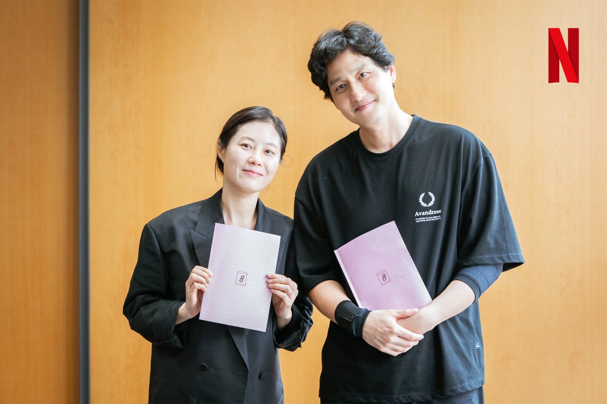 netflixkcontent's tweet photo. 📢 NEW NETFLIX SERIES ALERT

What a stellar cast!

‘When Life Gives You Tangerines’ (working title) traces the adventures of Ae-sun, “the remarkable rebel” from Jeju Island, and Gwan-sik, “the unyielding iron.”

Starring: IU(@_IUofficial), Park Bo-gum(@BOGUMMY), Moon So-ri, Park Hae-joon
Directed by: Kim Won-suk (Misaeng: Incomplete Life, Signal, My Mister)
Written by: Lim Sang-chun (Fight for My Way, When the Camellia Blooms).

#WhenLifeGivesYouTangerines #폭싹속았수다 #Netflix