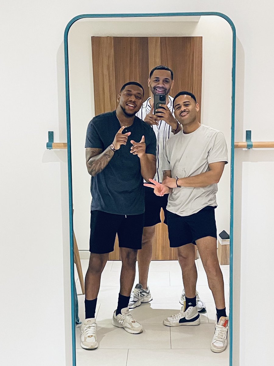 Gunnzalez_'s tweet photo. My whole team made it through customs 😂 https://t.co/gFSQhffDMu