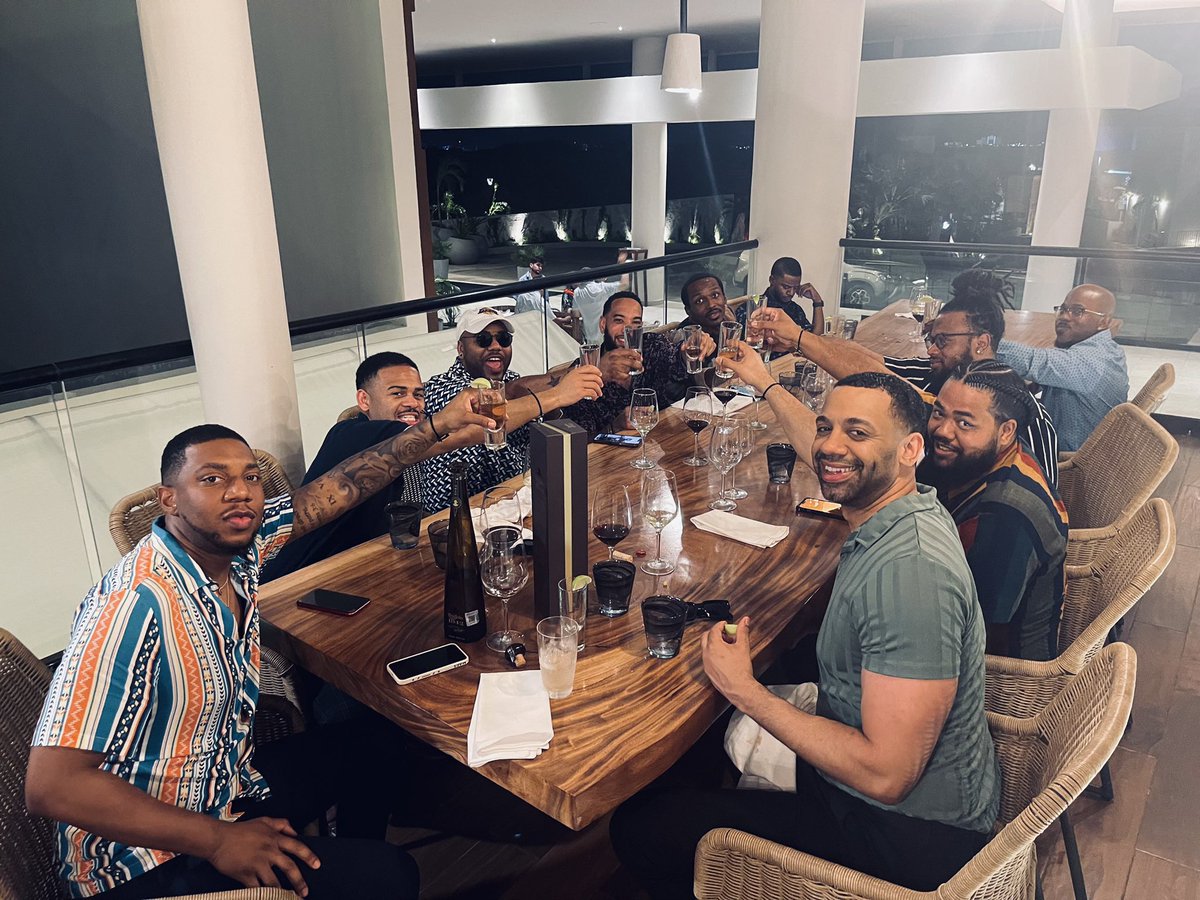 Gunnzalez_'s tweet photo. My whole team made it through customs 😂 https://t.co/gFSQhffDMu