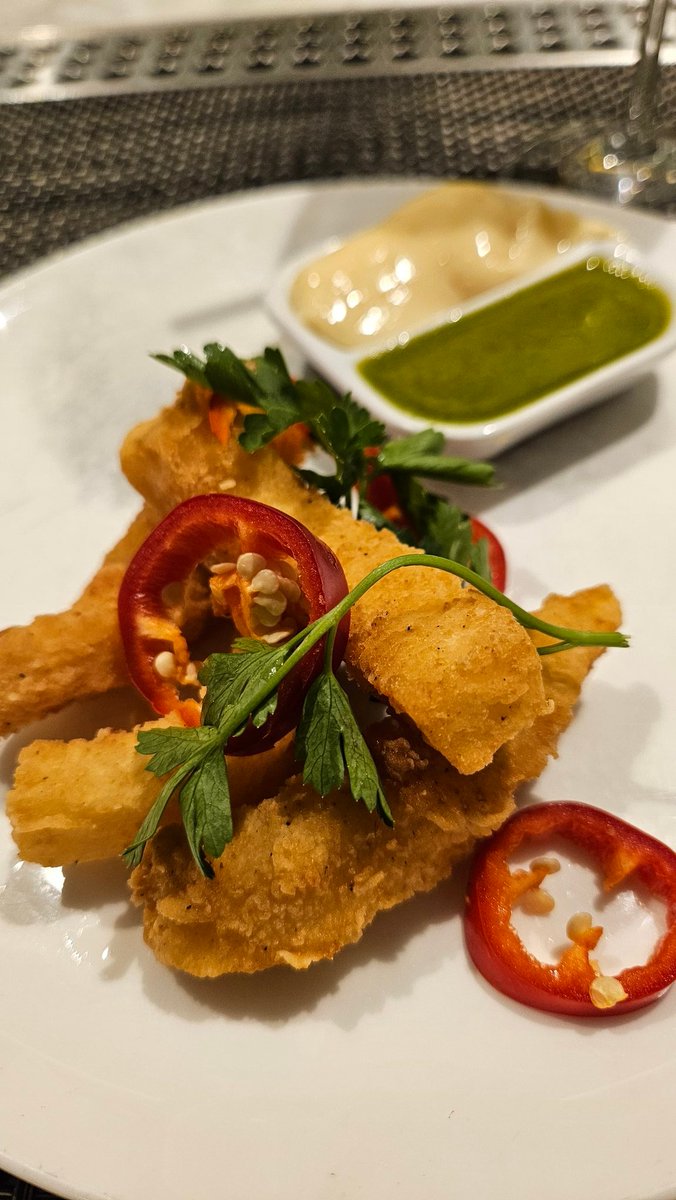 Time for the iconic salt 'n' pepper squid in the Qantas First lounge. 

Though absolutely horrified to find that is in fact parsley, not coriander 😫