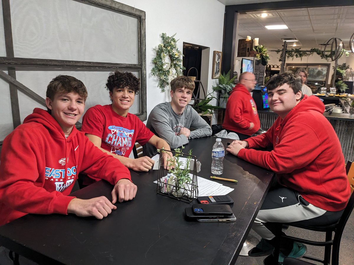 eastwoodhoops's tweet photo. Team feed and trivia tonight at @Belle_Fluer_ in Pemberville. Congrats to Hop, Ben, Cam and Hunter on winning trivia. 

Thank you to the parents and Belle Fluer for hosting! https://t.co/YdLoUcY6U2