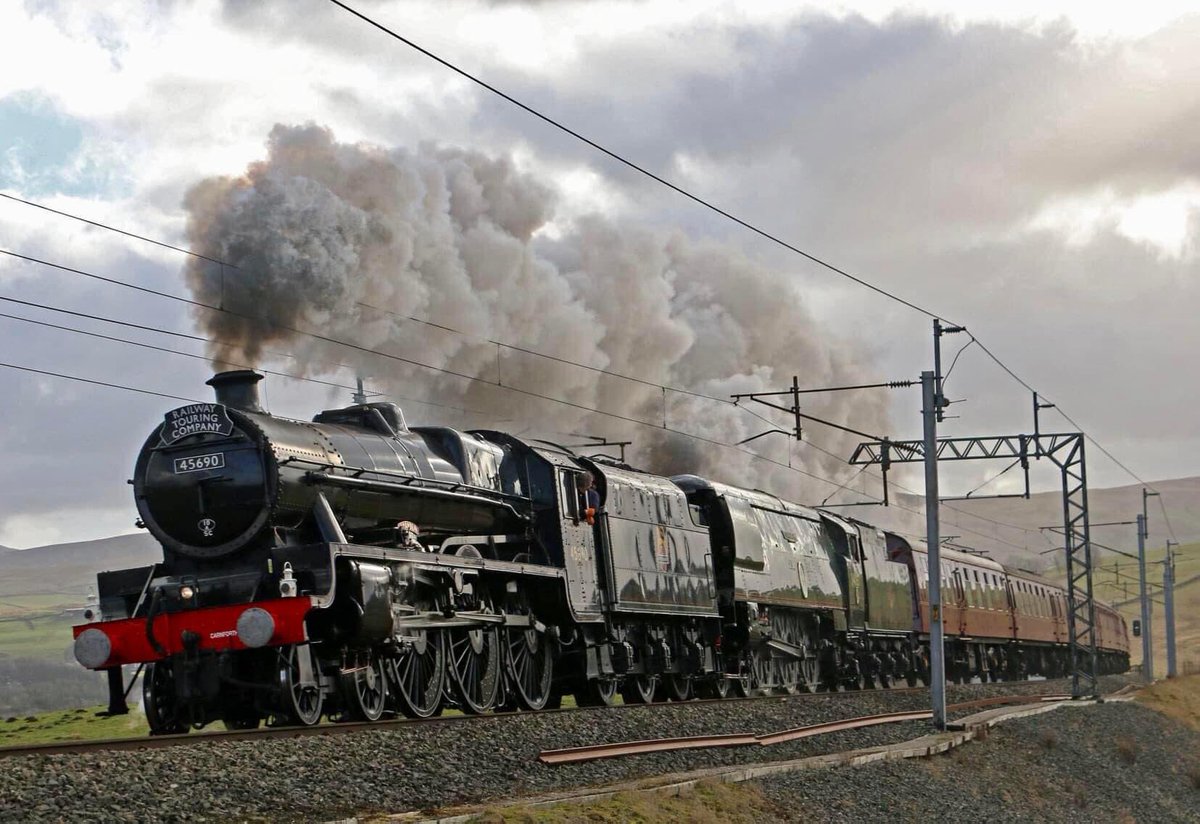 “Jub” 45690 Leander and “Battle of Britain” 34067 Tangmere climb Shap at Greenholme with a Cumbrian Mountain Express on Saturday 29/01/22. @westcoastrail @railwaytouring @RailwayMagazine