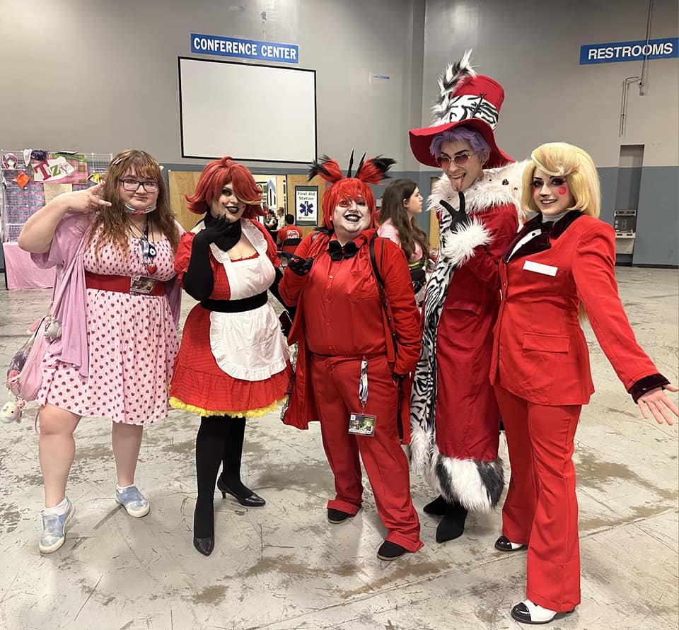 RachelPytlewski's tweet photo. Throwback to #Animenext when I (the Alastor) just happened to run into a separate Hazbin Hotel group. @AmirTalai #HazbinHotel #Alastor #CharlieMorningstar #Valentino #Nifty https://t.co/r7qa8netfU