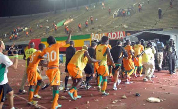 sergetrevorr's tweet photo. - 2012 on gagne le Sénégal à la 70e minutes ils commencent à frapper nos supporters et lapider nos joueurs 

- 2024 on gagne le Sénégal et nos supporters se font lyncher.

ils font semblant d’être gentil mais sont mauvais perdant , que Dieu protège les Ivoiriens ! #CAN2023 https://t.co/PEBkP9ZXsG